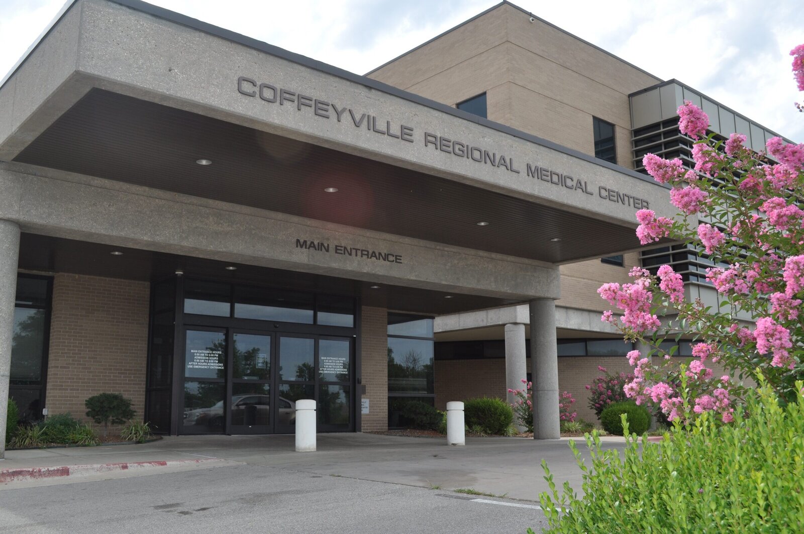 The main entrance of Coffeyville Regional Medical Center